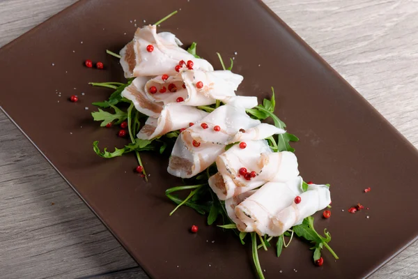 Rodajas de tocino con pimiento rojo — Foto de Stock