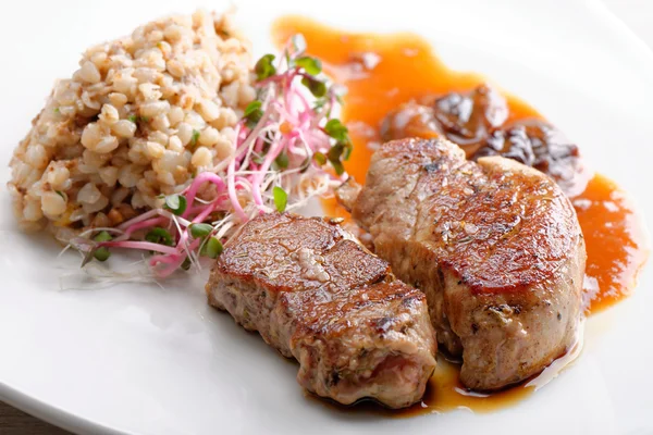 Carne di maiale alla griglia e grano saraceno — Foto Stock