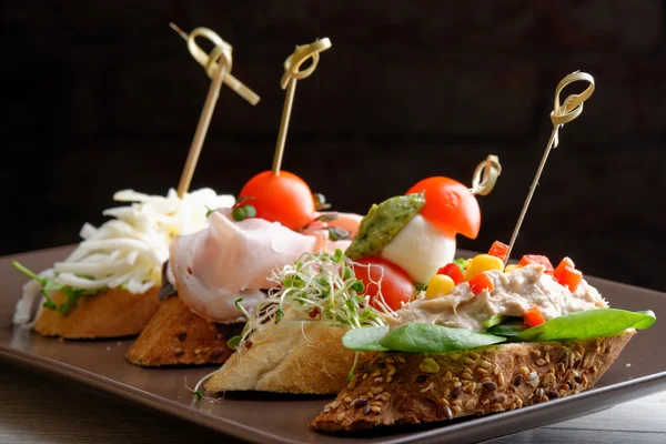 Tapas op knapperig brood — Stockfoto