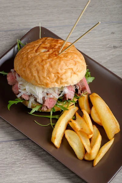 Gourmet burger z wołowiny wyprażać — Zdjęcie stockowe