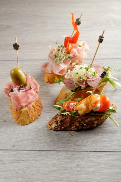 Tapas auf knusprigem Brot — Stockfoto