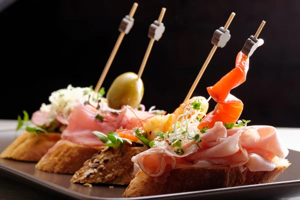 Tapas auf knusprigem Brot — Stockfoto