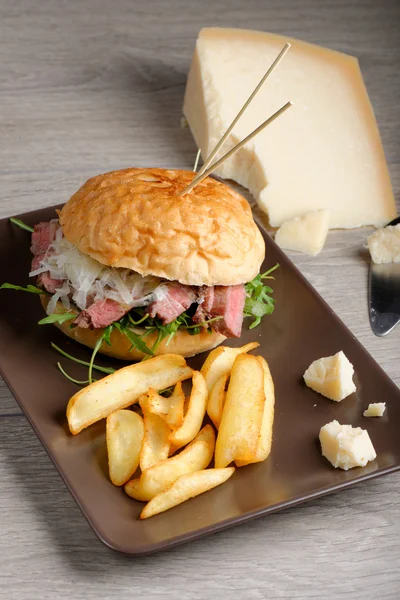 Hamburger gourmet con roast beef — Foto Stock