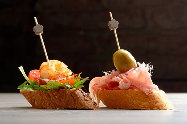 Tapas auf knusprigem Brot — Stockfoto