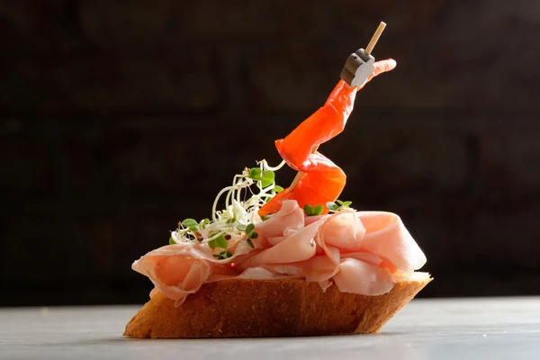 Tapas på crusty bröd — Stockfoto