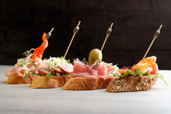 Tapas auf knusprigem Brot — Stockfoto