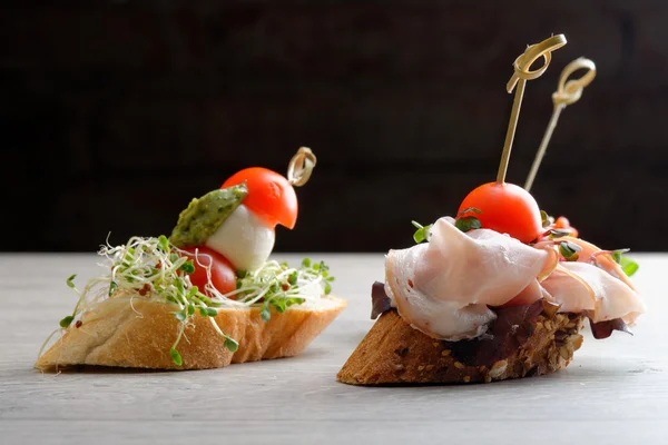 Tapas auf knusprigem Brot — Stockfoto