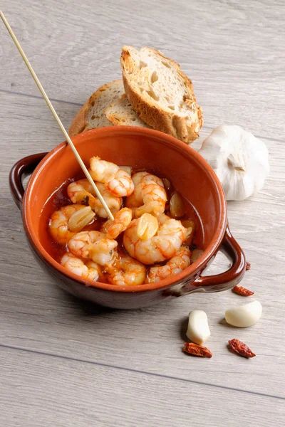 Gamberi frizzanti con peperoncino e aglio — Foto Stock