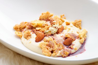 Modern tarzda zabaglione İtalyan tatlı badem ile