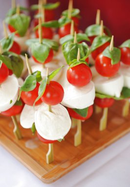 Caprese salatası. Domates ve mozzarella şiş