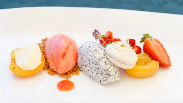 Fine dining dessert, jordgubbsglass, vallmofrö mousse — Stockfoto