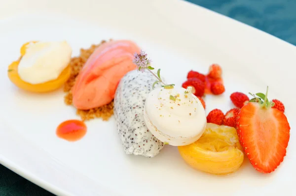 Dessert gastronomique, glace aux fraises, mousse de graines de pavot — Photo