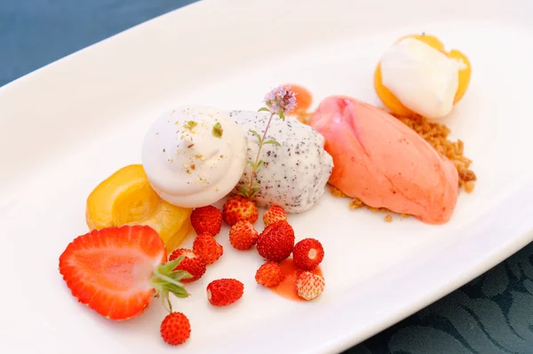 Postre de alta cocina, helado de fresa, mousse de semillas de amapola —  Fotos de Stock