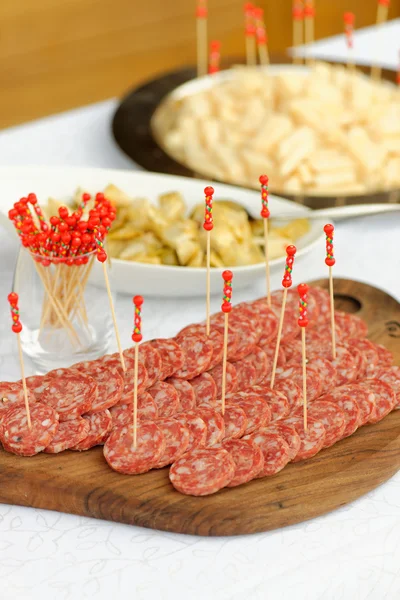 Catering, geassorteerde vlees en worstjes — Stockfoto