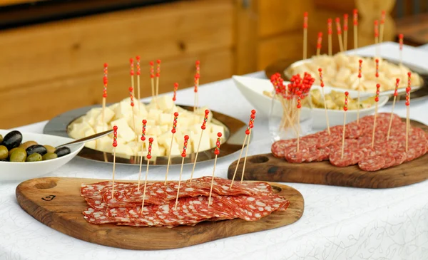 Catering, geassorteerde vlees en worstjes — Stockfoto