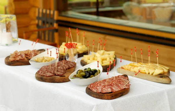 Catering, carnes variadas e salsichas — Fotografia de Stock