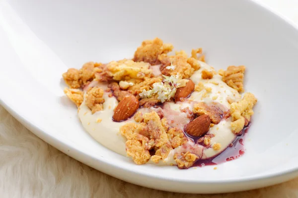 Estilo moderno zabaglione Postre italiano con almendras —  Fotos de Stock