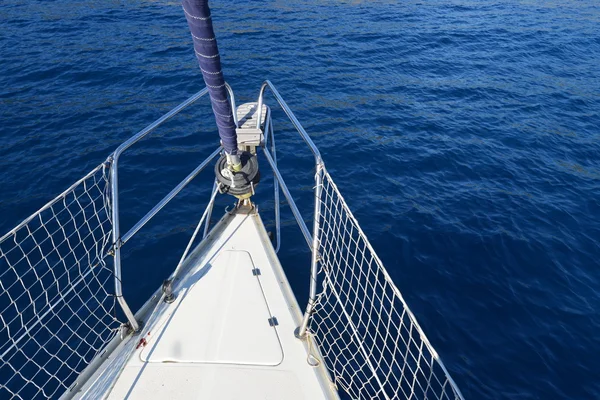 Boot boog zeilen in blauwe Middellandse Zee — Stockfoto