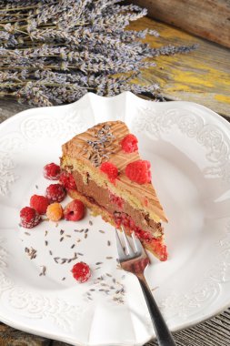 Çikolatalı mousse kek raspberrie ile