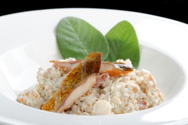 Füme balık ile kahverengi pirinç risotto