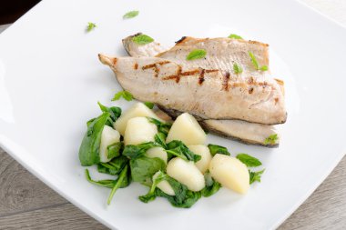 Izgara beyaz balık fileto patates ile