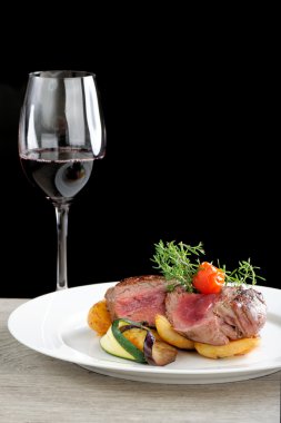 Tagliata biftek roket üzerinde