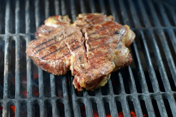 Bife de vaca grelhado em um churrasco, bife de carne de t-bone florentino . — Fotografia de Stock