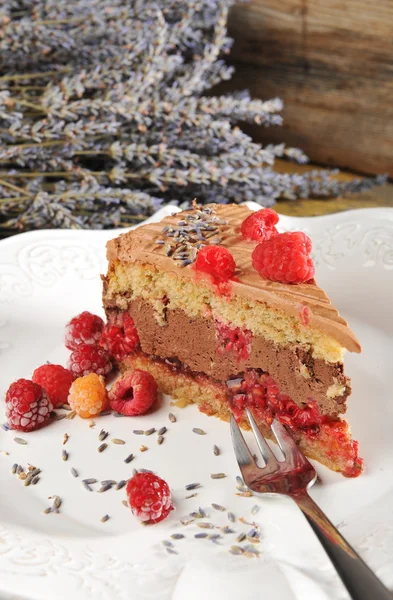 Bolo de musse de chocolate com framboesas — Fotografia de Stock