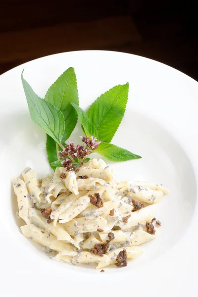 Macarrão com trufas pretas e creme — Fotografia de Stock