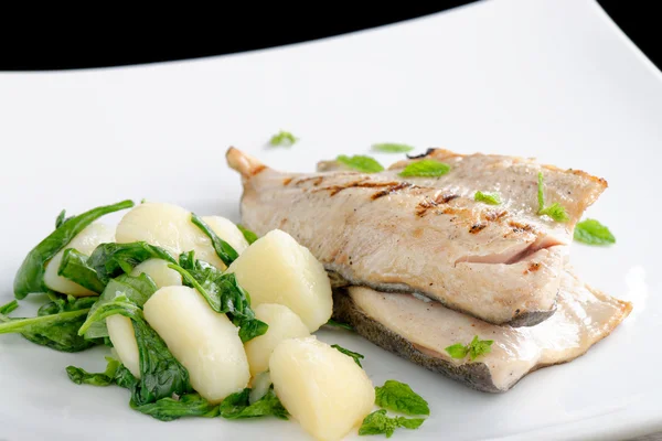 Filetes de peixe branco grelhado com batata — Fotografia de Stock