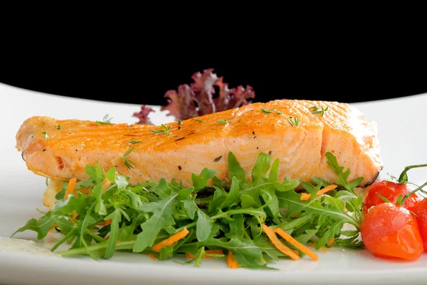 健康な魚料理: 焼きピンク サーモン ステーキ — ストック写真
