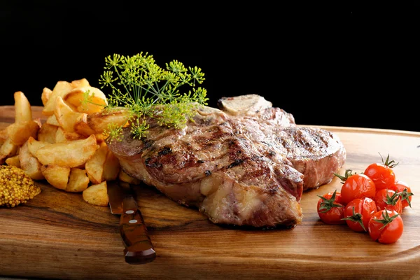 Grilovaný T-bone steak ochucený kořením — Stock fotografie