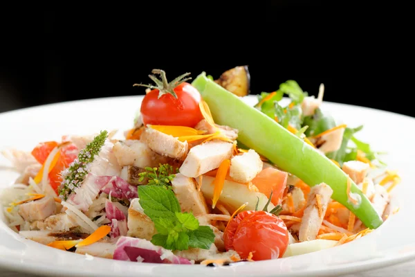 Kippensalade met tomaten, rucola en brood croutons — Stockfoto