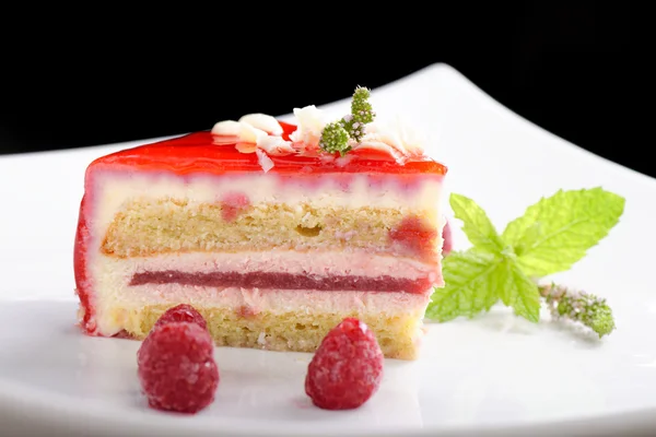 Raspberry cake op de plaat — Stockfoto