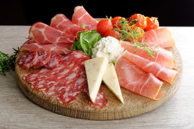 Şarküteri soğuk kesim ile jambon füme