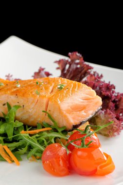 Sağlıklı balık mutfağı: Pembe somon domates ile süslenmiş biftek pişmiş