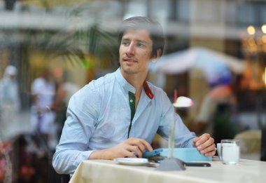 Genç adam moda / hipster içme espresso kahve