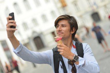 Yakışıklı genç adam yeme dondurma portresi