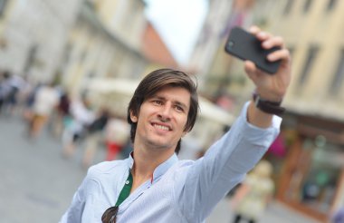 Genç Moda hippi bir selfie alarak gözlüklü İspanyol adam