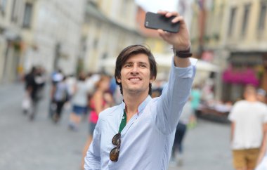 Genç Moda hippi bir selfie alarak gözlüklü İspanyol adam