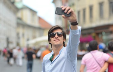 Genç Moda hippi bir selfie alarak gözlüklü İspanyol adam
