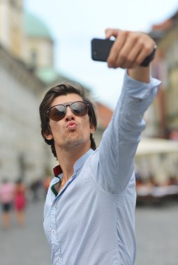 Genç Moda hippi bir selfie alarak gözlüklü İspanyol adam
