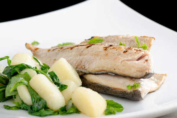 Filetes de peixe branco grelhado com batata — Fotografia de Stock