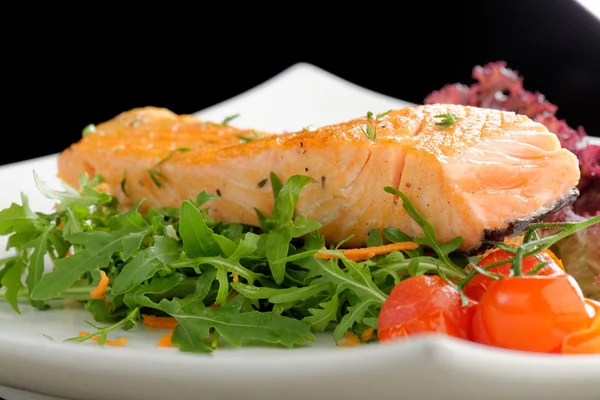 Cocina de pescado saludable: filetes de salmón rosa al horno —  Fotos de Stock