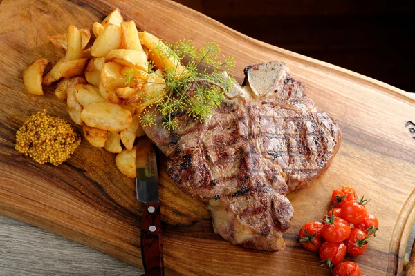 Bife grelhado em T-bone — Fotografia de Stock