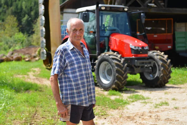 Proud agricultor y tractor — Foto de Stock