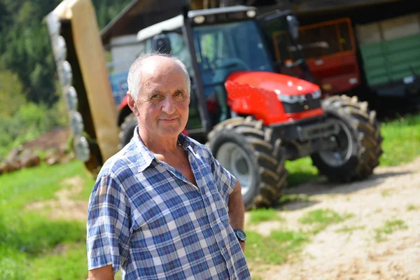 Гордий фермер і трактор — стокове фото