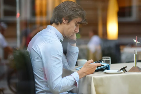 Jeune homme de mode / hipster boire du café expresso — Photo