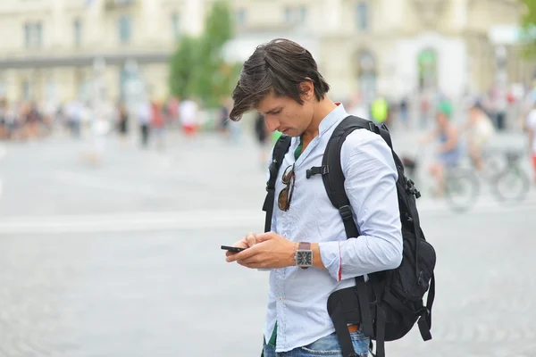 Estudiante con el teléfono inteligente móvil caminando — Foto de Stock