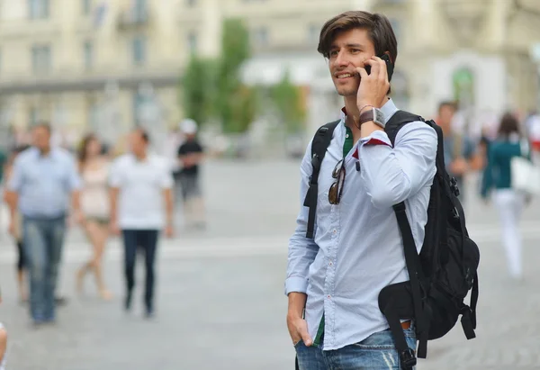 Estudiante con el teléfono inteligente móvil caminando — Foto de Stock